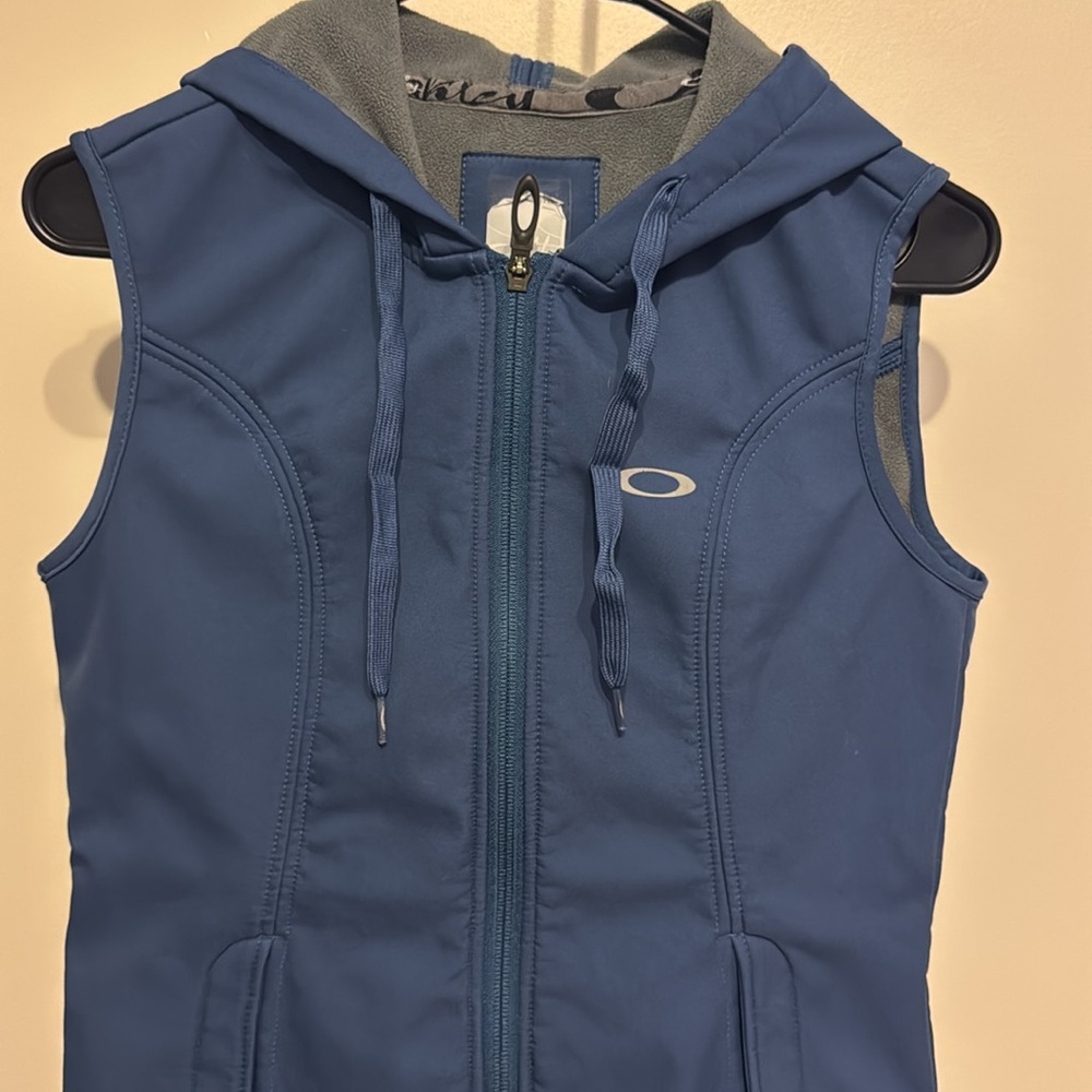 Oakley Women’s blue vest size small